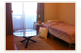 ガラスの丸いローテーブル