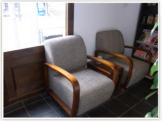 木製アームの1人掛けソファ