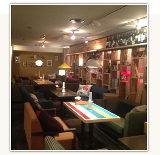 ソファーが並ぶレストラン