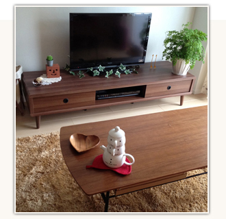 ウォールナットカラーのテレビボード