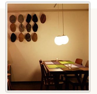 ゆったりと使えるダイニングテーブル