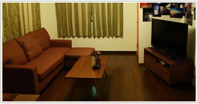 ブラウンのカウチソファ