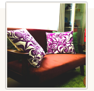 木製アームのワインレッドの2人掛けソファ