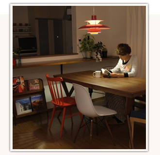 赤や白の椅子を組み合わせたダイニング