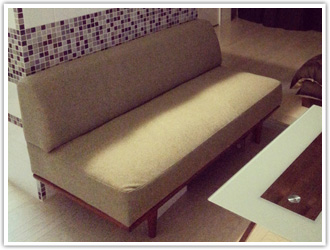 ブラウン系の2人掛けソファ