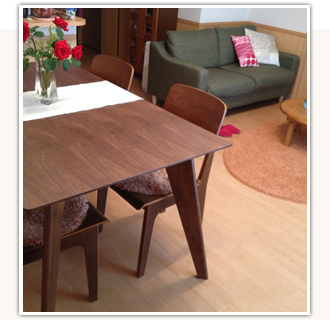 ウォールナットの幅150cmのダイニングテーブル