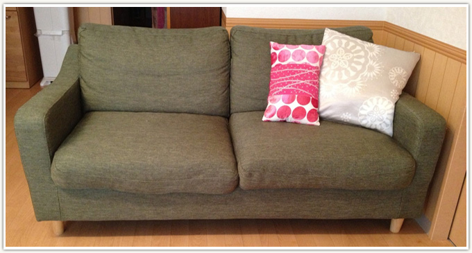 グリーンの3人掛けソファ