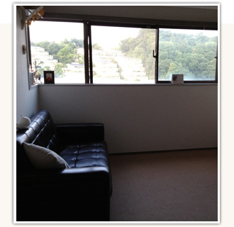 ダークブラウンの3人掛けソファ