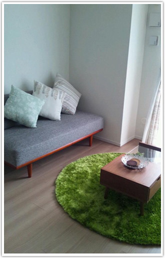 ブラウンの2人掛けソファのあるリビング