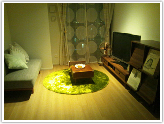 ブラウンの2人掛けソファのあるリビング