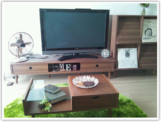 グリーンを差し色にウォールナットコーデ