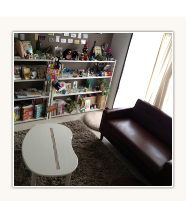 ブラウンのコンパクトな2人掛けソファ