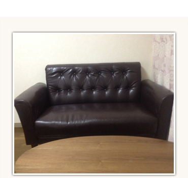 ダークブラウンのコンパクトな2人掛けソファ