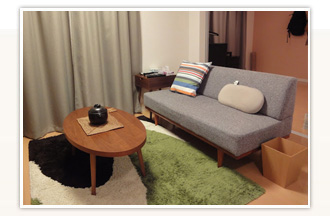 ブラウン系の2人掛けソファ