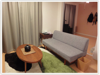 アームのない2人掛けソファ