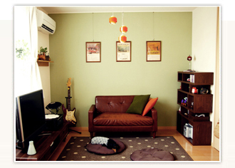 ブラウンの2人掛けソファ