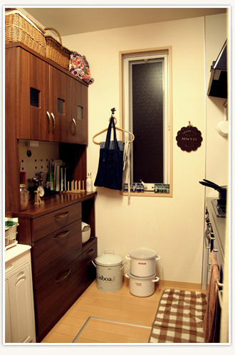 木目調のキッチンキャビネット