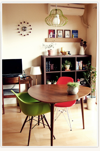 木目がおしゃれなダイニングテーブル