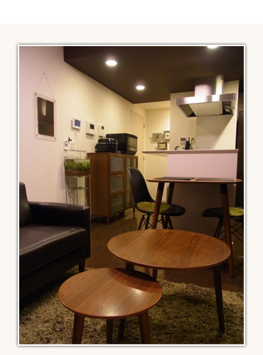 ウォールナットの丸いローテーブル