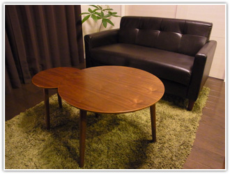 ブラウンのソファとテーブル