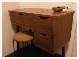 木の質感ゆたかなドレッサー