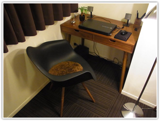 黒い椅子がおしゃれなデスクコーデ