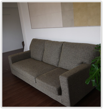 グレーのポケットコイル入りカウチソファ