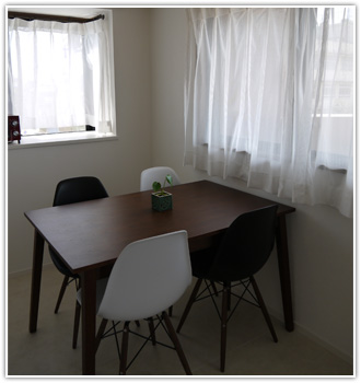 黒と白の組み合わせがおしゃれなダイニング