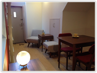 1人掛けソファとコンパクトなダイニング