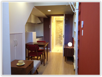 赤が差し色になったダイニング