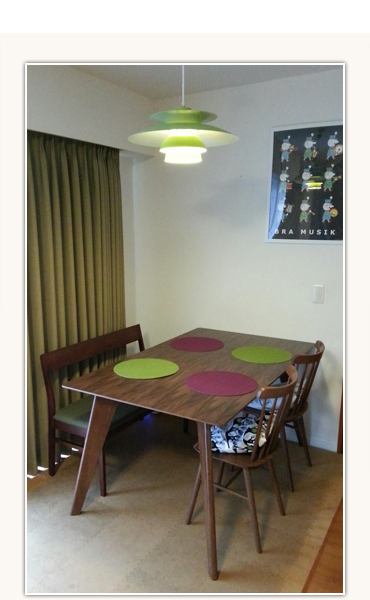 ベンチとテーブルのダイニング