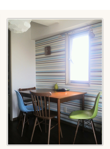 グリーンやブルーのチェアをコーディネートしたダイニング