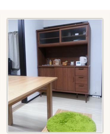 脚のついたキッチンキャビネット