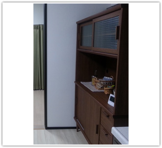 ウォールナット色のキッチンキャビネット