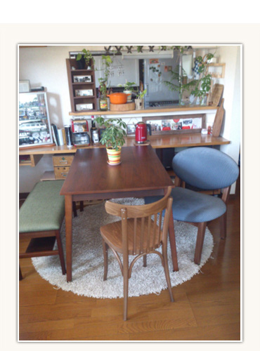 ブルーの椅子がアクセントのリビング