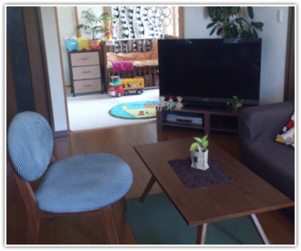 青い椅子をリビングに