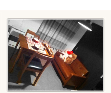 ブラウンと黒のリビングダイニング