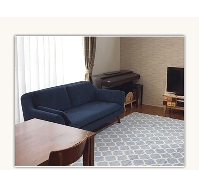 心地よいブルーのソファ