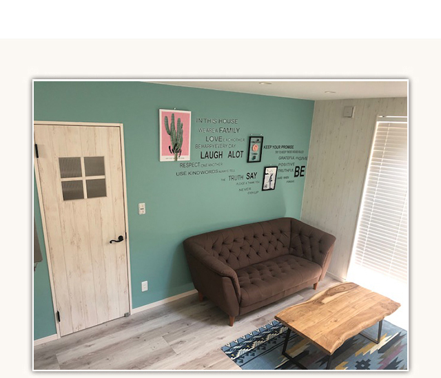 お部屋の壁とソファの色合いのコントラストが素敵