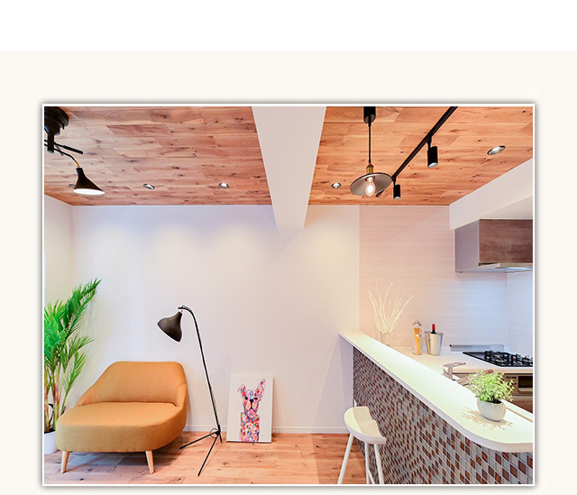 フローリングの色合いに合わせたナチュラルなお部屋