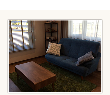 ブルーのファブリックソファをベーシックカラーでコーディネート