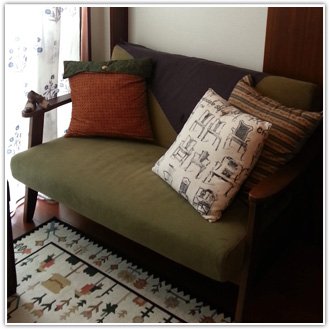 グリーンの2人掛けソファ