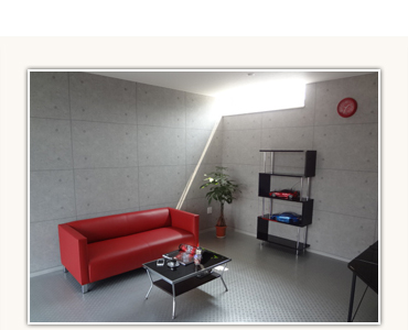 モダンな赤いソファー