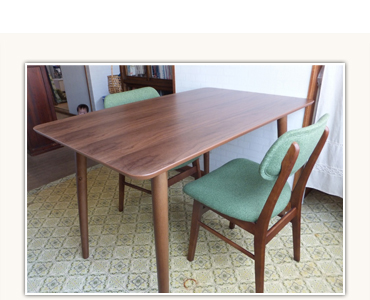 木目のきれいなダイニングテーブル