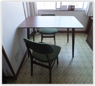 グリーンの椅子とのダイニングコーデ