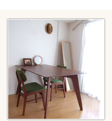 すっきりとしたデザインのダイニングテーブル