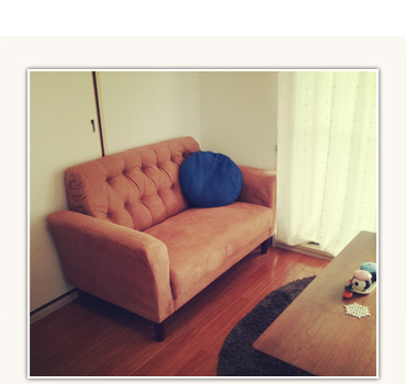 オレンジのソファーでかわいいお部屋