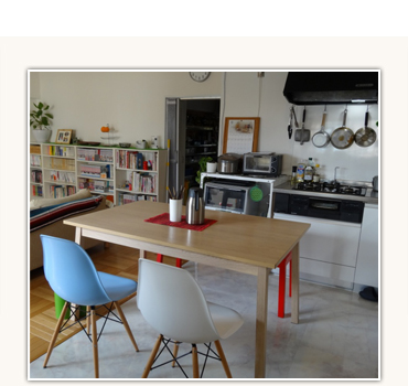 ブルーとホワイトの椅子がかわいいダイニング