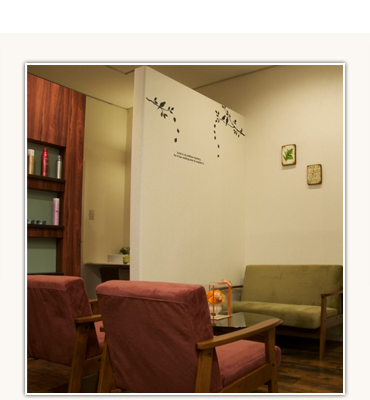 1人掛けと2人掛けソファを組み合わせたヘアサロン