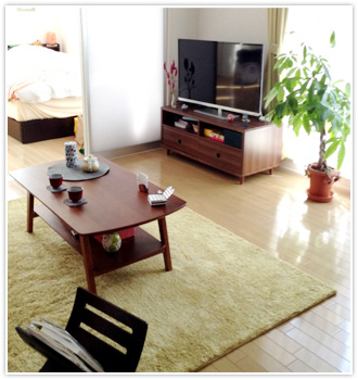 ウォールナットのローテーブルとTVボード